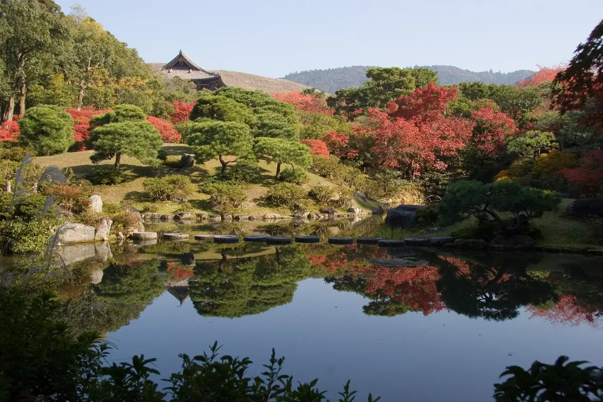 Isuien Garden with the Todai-ji gate behind