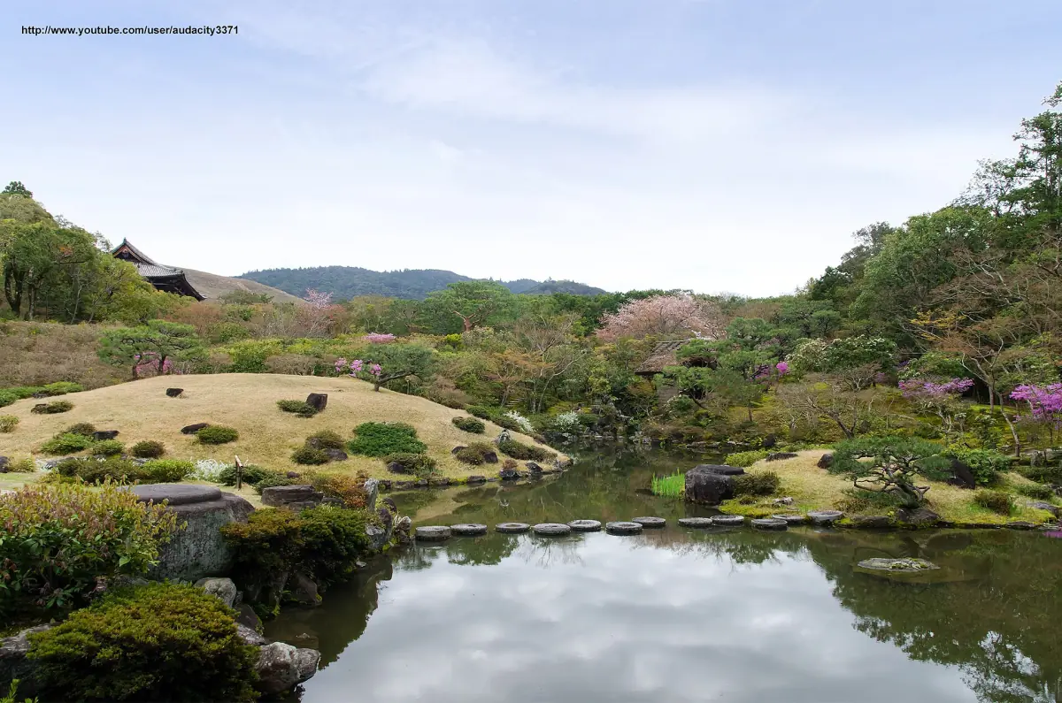 The lawns and hills of Isuien
